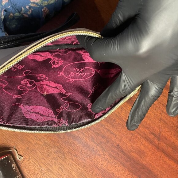 Pistachio Green and White Wrislet Clutch || Betsey Johnson || Good Condition - Picture 7 of 8